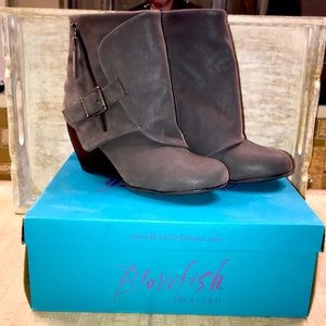 New in box Blowfish bilocate booties Size 7.5 gray